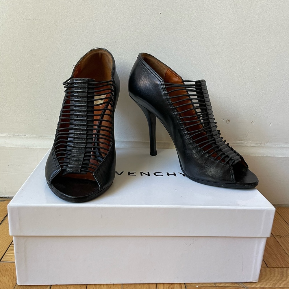 Givenchy black leather booties exelent condition  size 38.5
